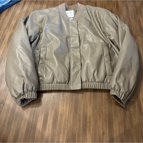 Abercrombie and Fitch Vegan Leather Shrunken Bomber Jacket sz Large beige tan - Picture 2 of 10
